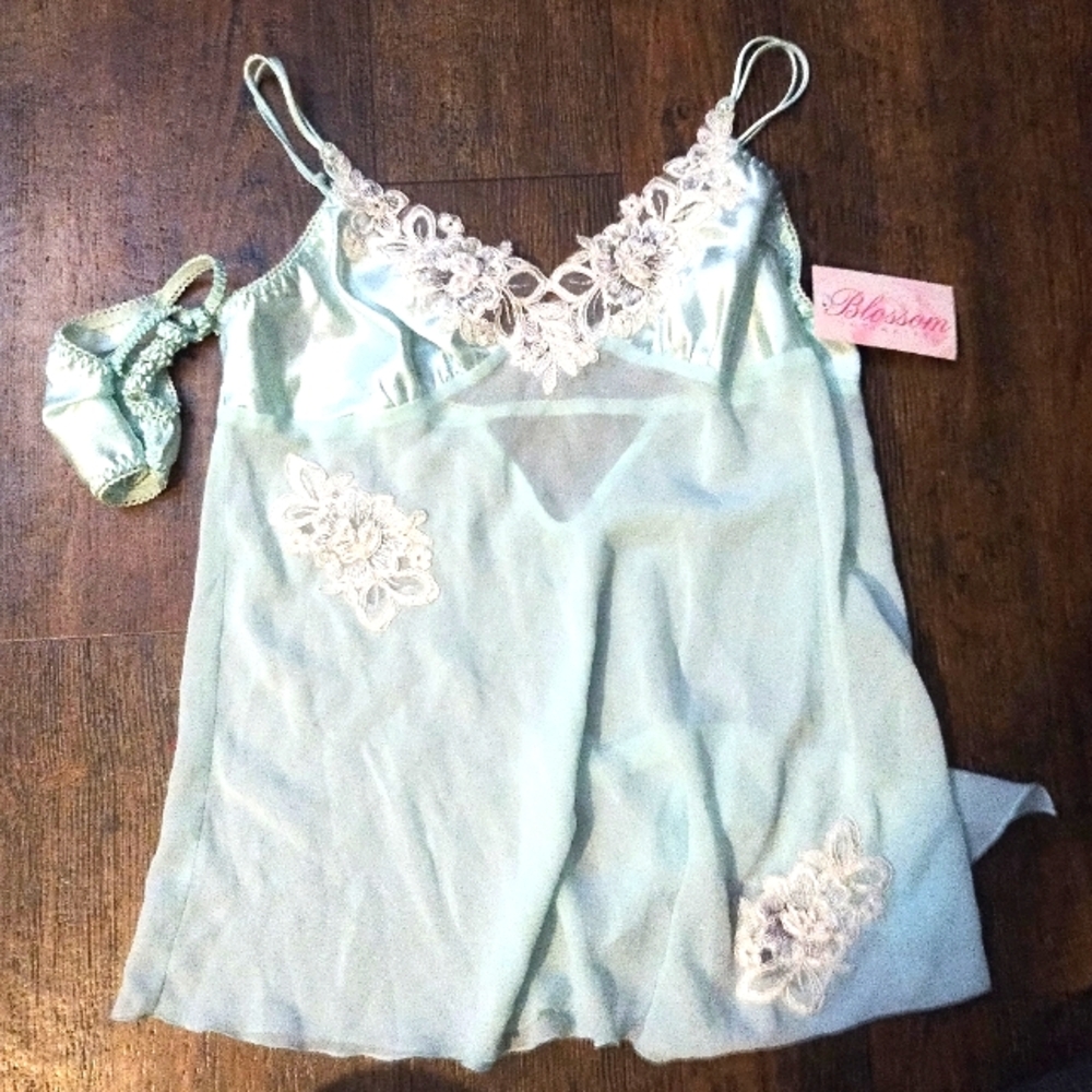 Woman's Blossom Intimates nightie size medium